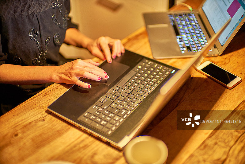 夜晚在家工作的女人的手部特写图片素材