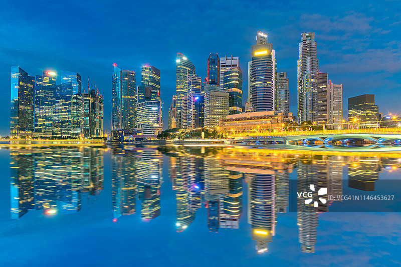新加坡天际线：滨海湾商业区蓝色天空夜景图片素材
