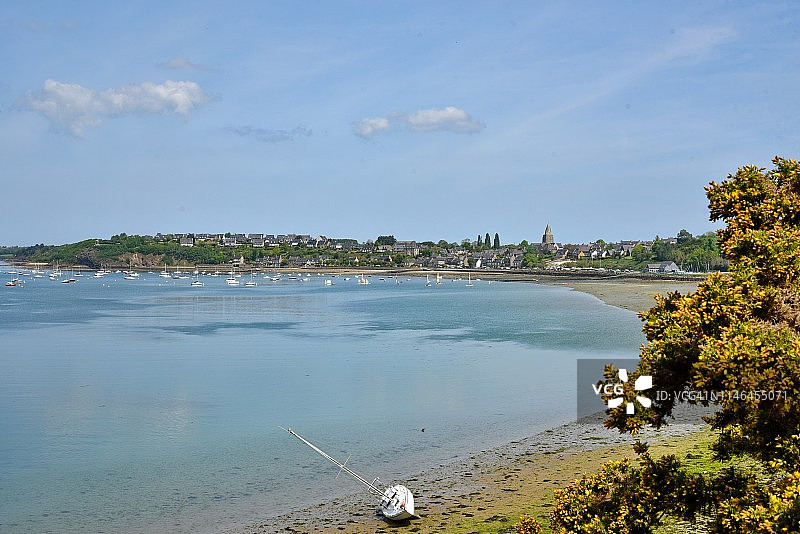 法国圣苏利亚克朗斯河渔村图片素材