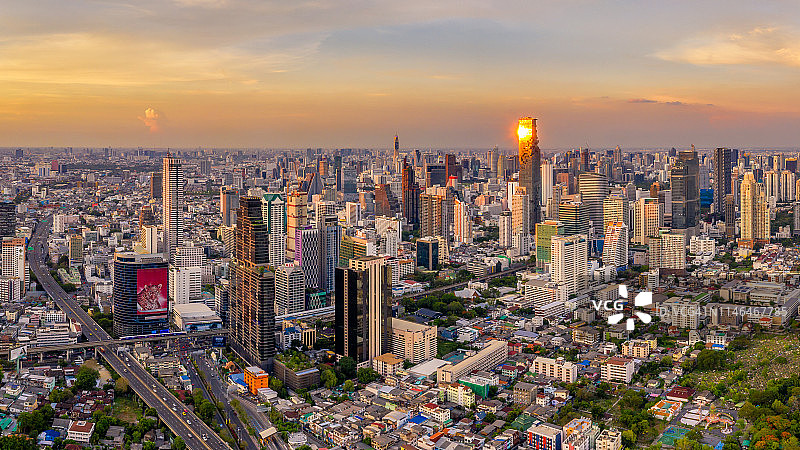 泰国曼谷天际线和高楼大厦日落航拍全景图片素材
