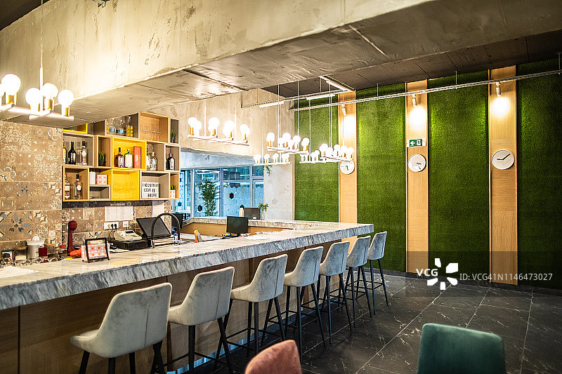 现代餐厅的吧台凳图片素材