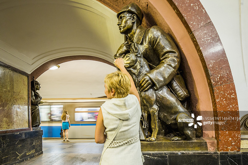 革命广场地铁站（莫斯科地铁阿尔巴特-波克罗夫卡亚线或3号线），迷信手势图片素材