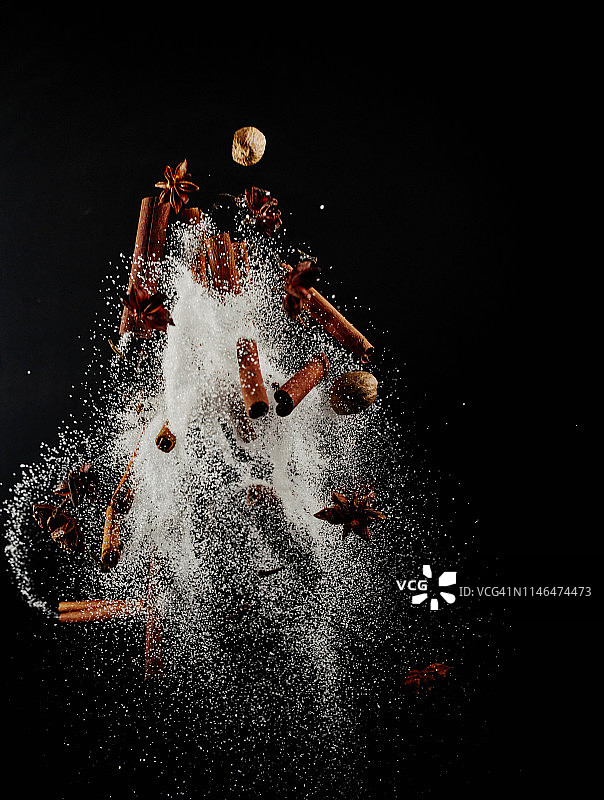 混合香料美食与糖和肉桂的爆炸图片素材