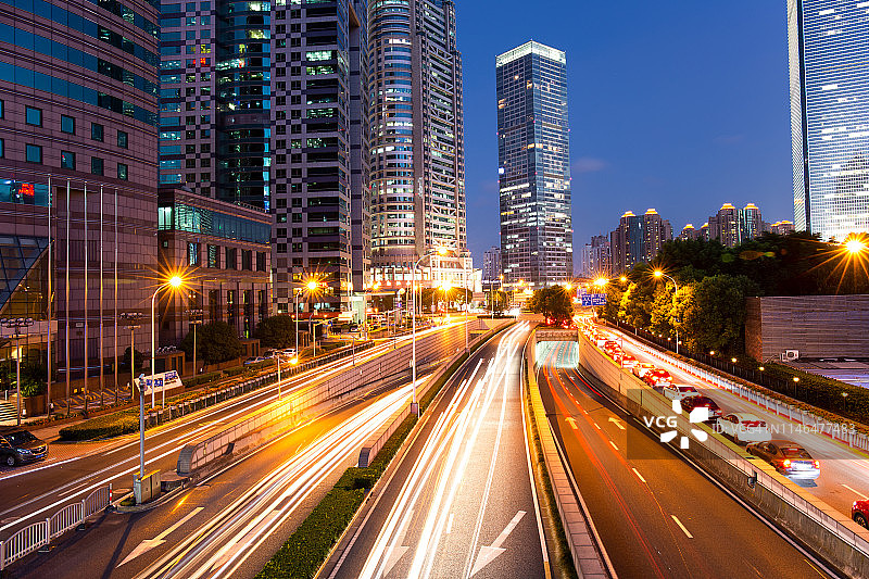 夜间道路交叉口图片素材