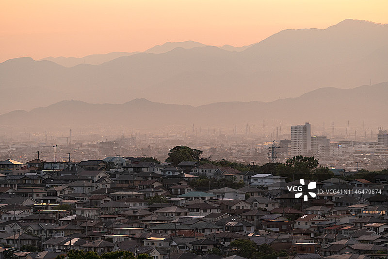 日本的住宅区和山脉图片素材