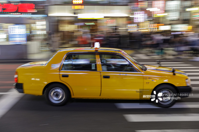 在东京新宿街道上飞驰的出租车图片素材