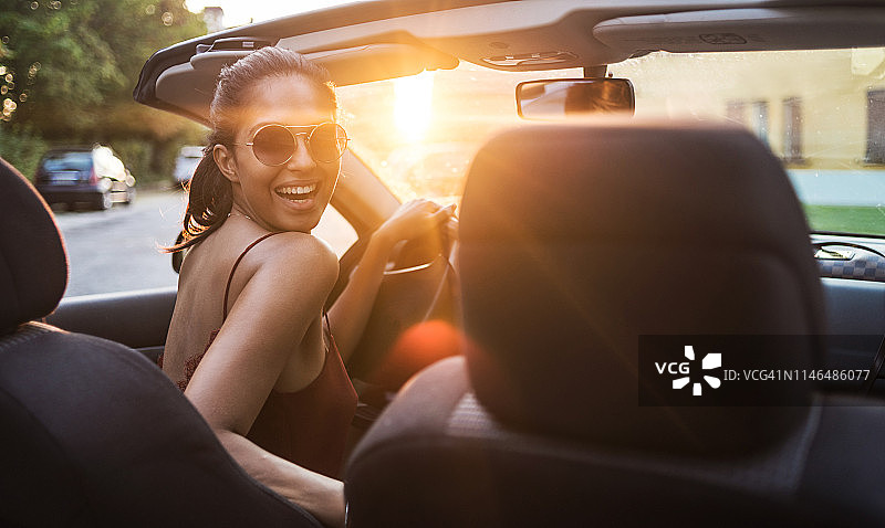 城市兜风之旅图片素材