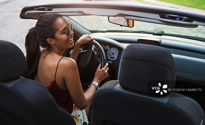 城市兜风之旅图片素材