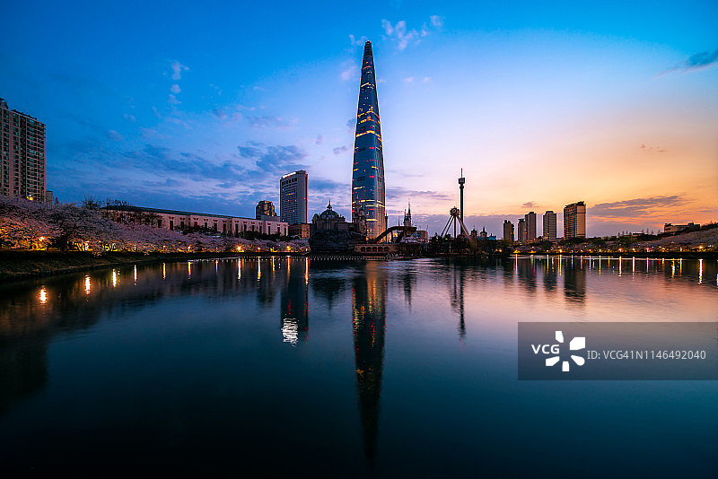 韩国首尔石村湖公园的樱花日出图片素材