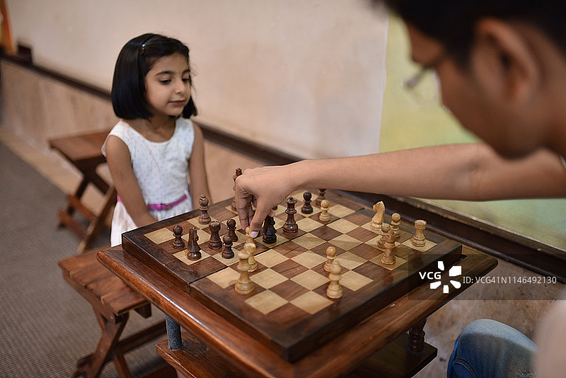 兄妹下棋图片素材