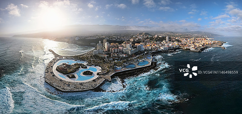 特内里费岛的克鲁斯港度假村和泳池鸟瞰全景，西班牙加那利群岛图片素材