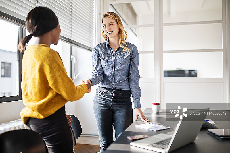 交易成功后的握手图片素材