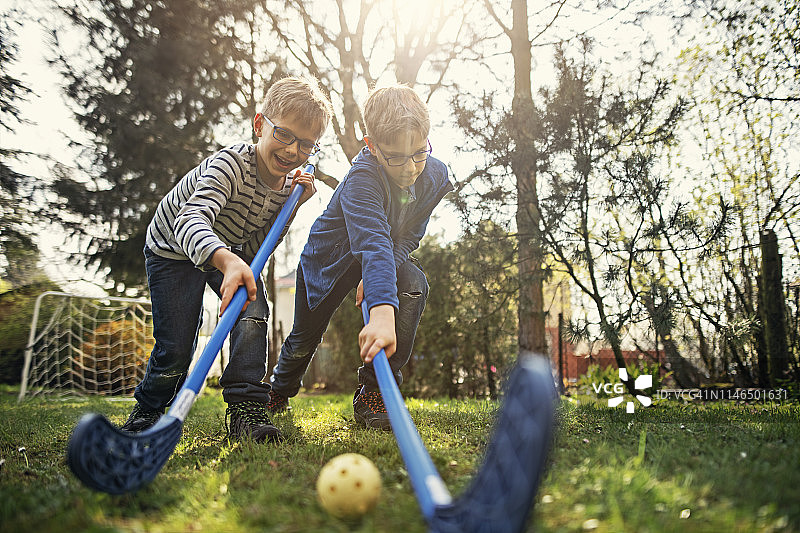 小男孩在后院玩地板球图片素材