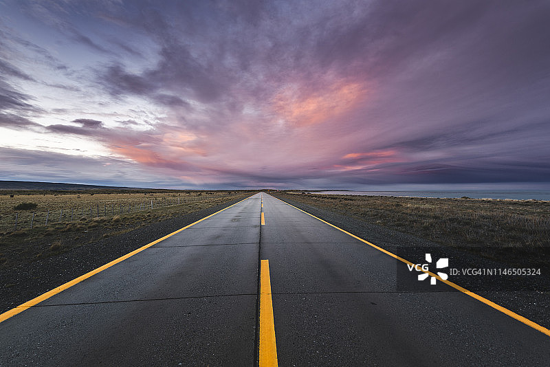 智利巴塔哥尼亚日落时分的空旷道路图片素材