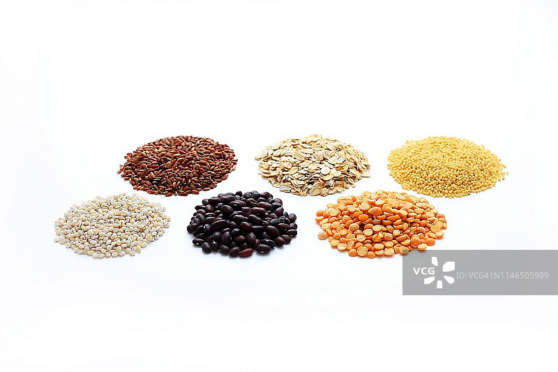 六种谷物铺在白色背景上，健康饮食理念图片素材
