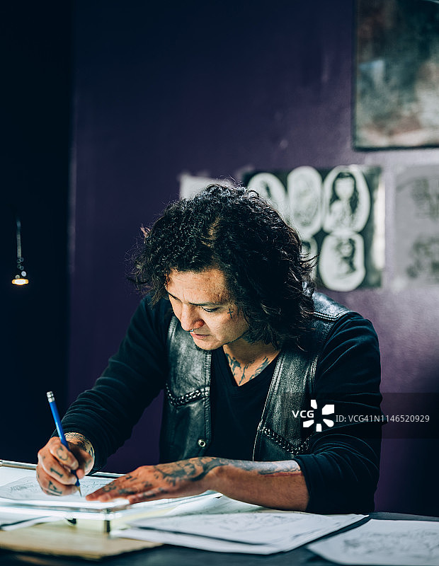 纹身师在工作室创作图片素材