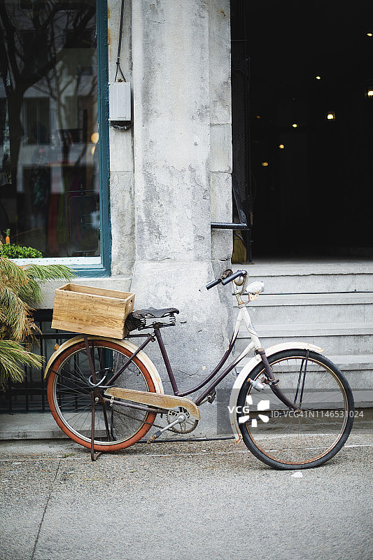 蒙特利尔老城区的复古自行车图片素材