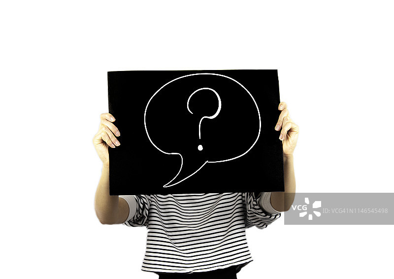女人展示带有问号的纸图片素材