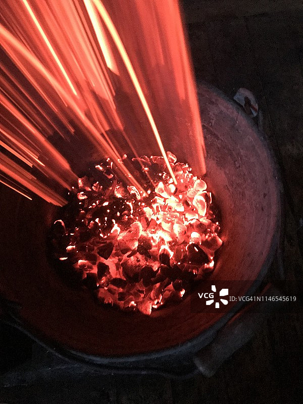 倾倒的火坑图片素材