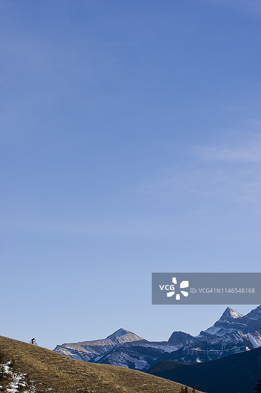 山地自行车下坡骑行图片素材