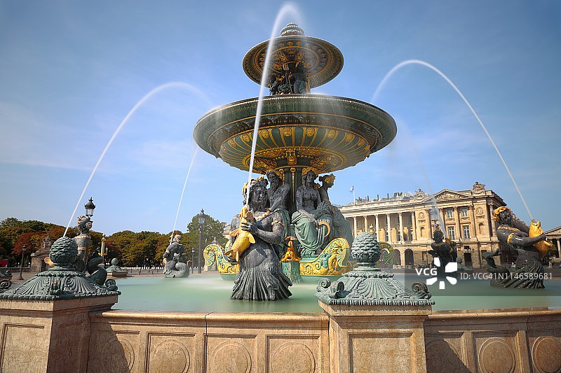 长时间曝光下模糊的喷泉水——法国巴黎协和广场图片素材
