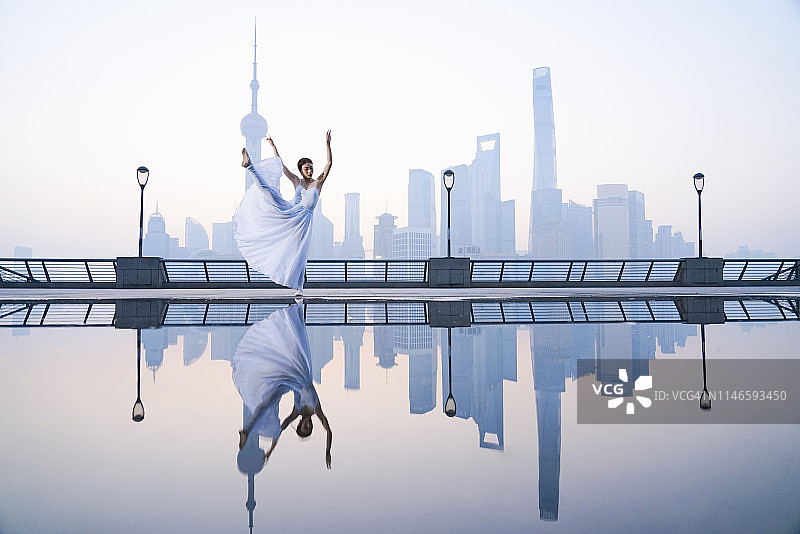在上海清晨的外滩跳舞图片素材