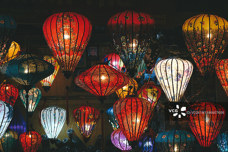 会安古镇的彩色丝绸灯笼图片素材