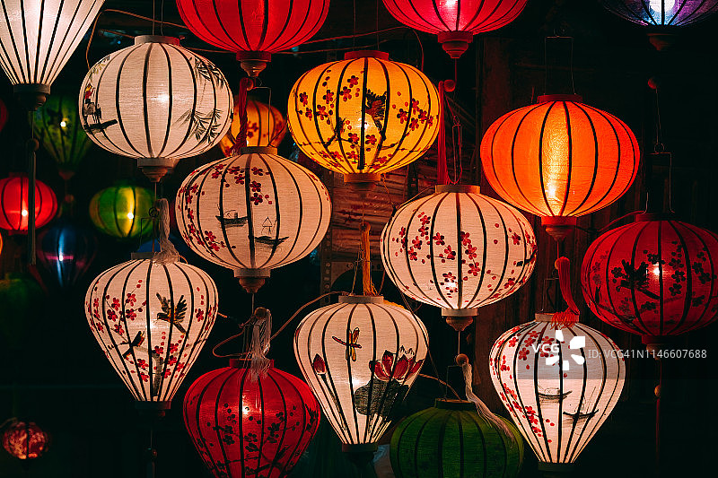 会安古镇的彩色丝绸灯笼图片素材