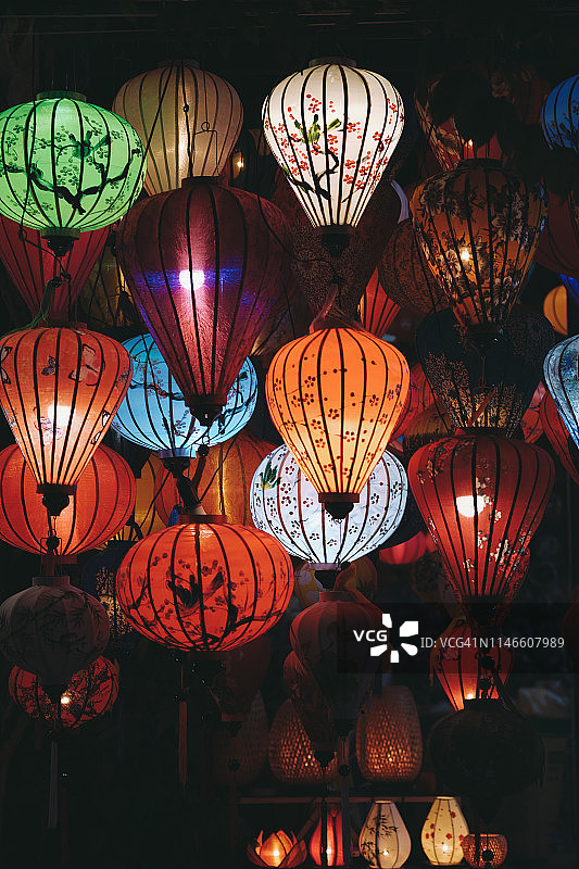 会安古镇的彩色丝绸灯笼图片素材