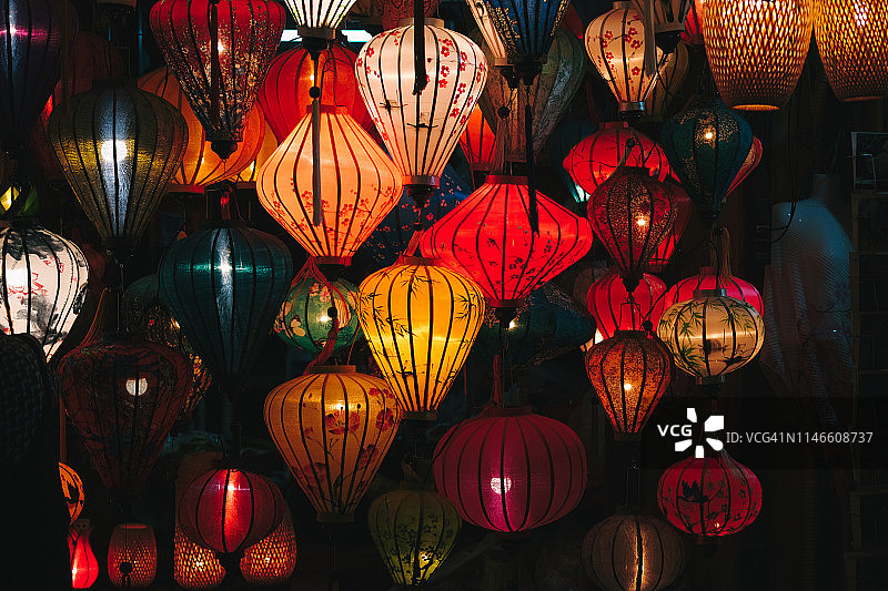会安古镇的彩色丝绸灯笼图片素材