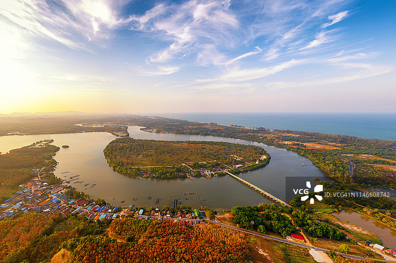 泰国宋卡附近河流村庄的航拍美景图片素材