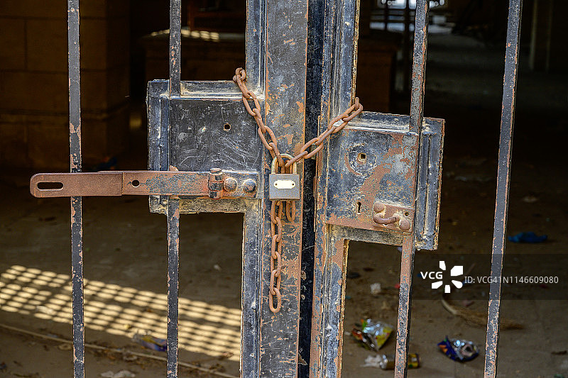 老旧生锈的门和储物柜图片素材