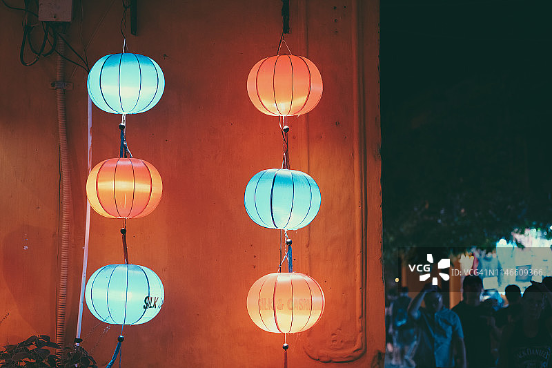 会安古镇的彩色丝绸灯笼图片素材