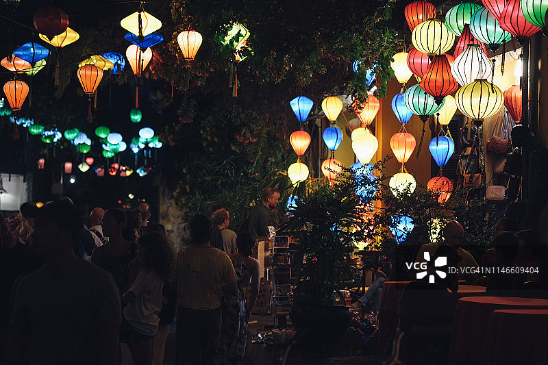 会安古镇的彩色丝绸灯笼图片素材