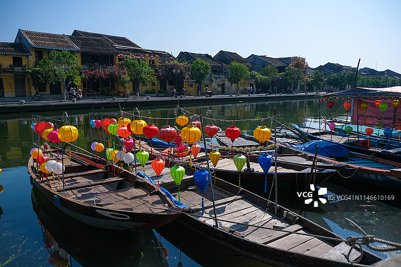 越南会安老城区，系在秋盆河沿岸码头上的船只图片素材