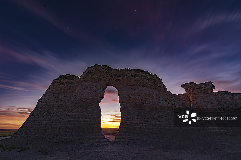 拱门下的纪念岩日落，堪萨斯州图片素材