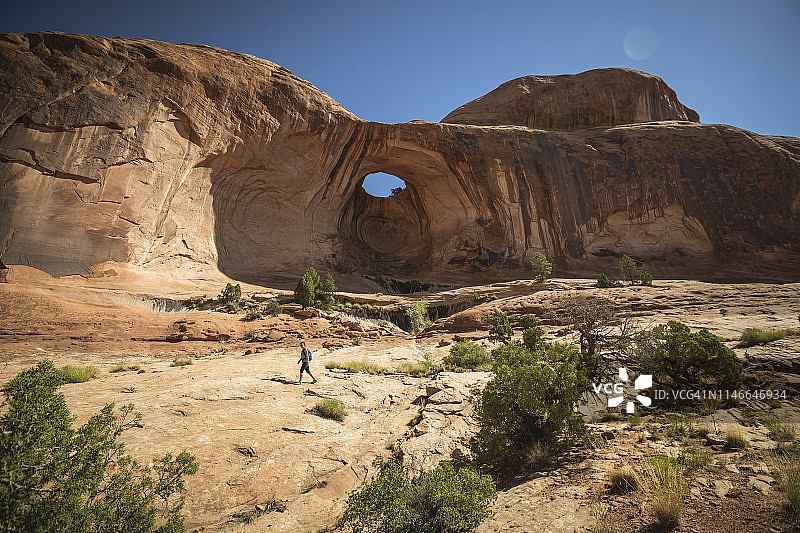 在摩押科罗娜拱门附近徒步旅行的妇女图片素材