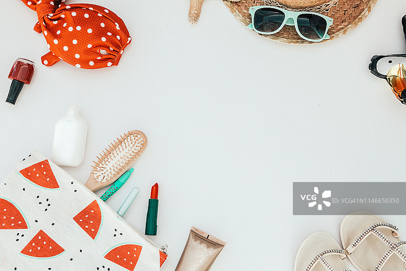 夏季连衣裙及女性物品俯视图，白色背景图片素材