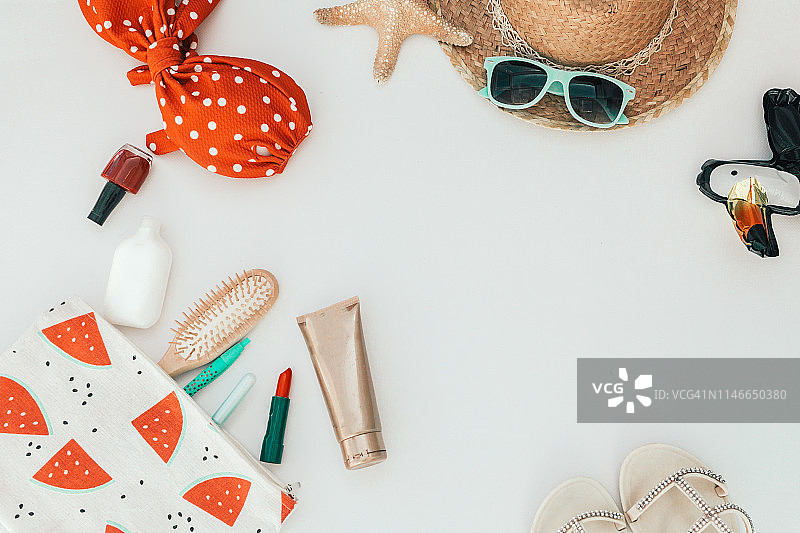 夏季连衣裙及女性物品俯视图，白色背景图片素材