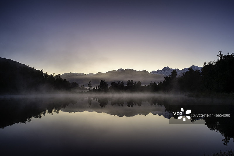 新西兰马瑟森湖的黎明图片素材