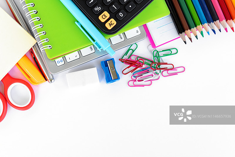 白色背景上的学校和办公用品图片素材
