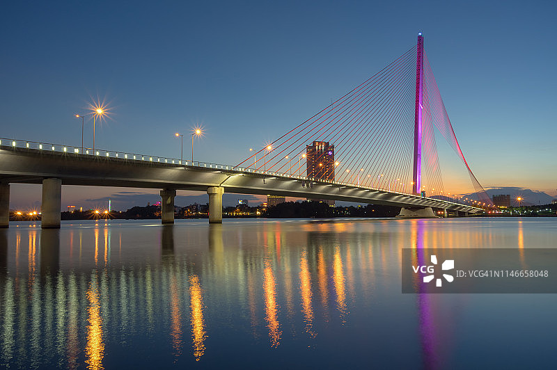 越南岘港市的彩色桥梁图片素材