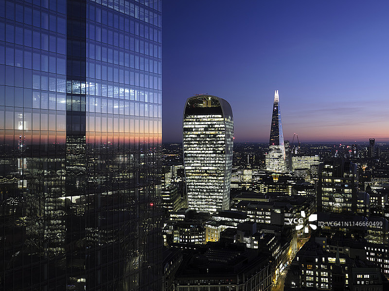 伦敦天际线夜景鸟瞰图片素材