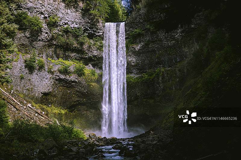 徒步前往白兰地酒瀑布底部图片素材