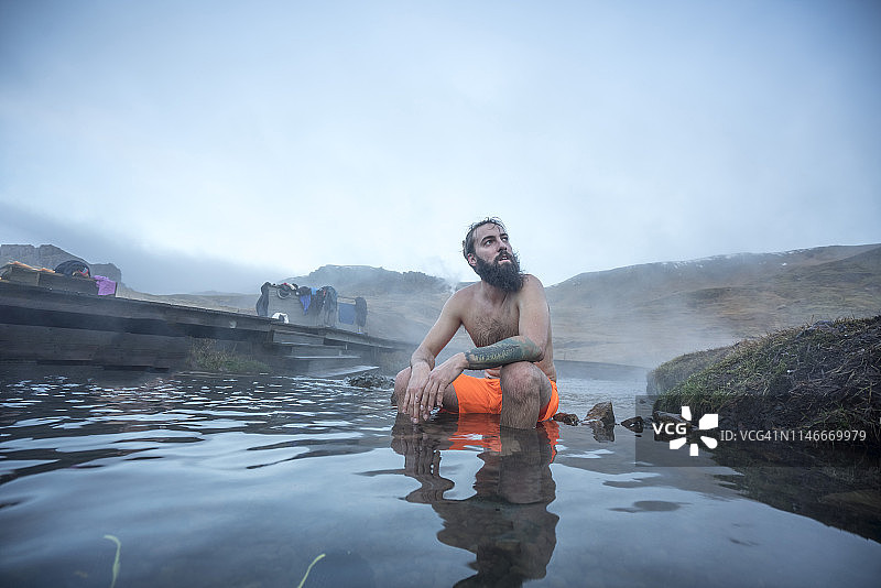 在温泉河里的脏辫男子图片素材