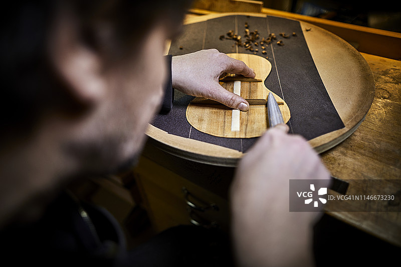 乐器制造商工作室制作夏威夷四弦琴模板的特写图片素材