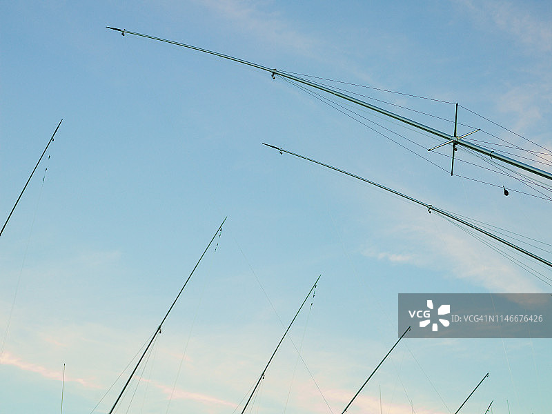 成排运动渔船上的舷外支架图片素材