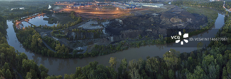 俄亥俄州洛兰市的黑河、矿渣堆和炼钢厂图片素材