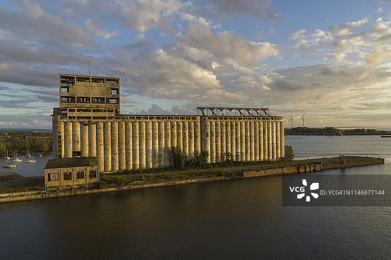 纽约伊利湖畔老旧谷物筒仓与风力涡轮机图片素材