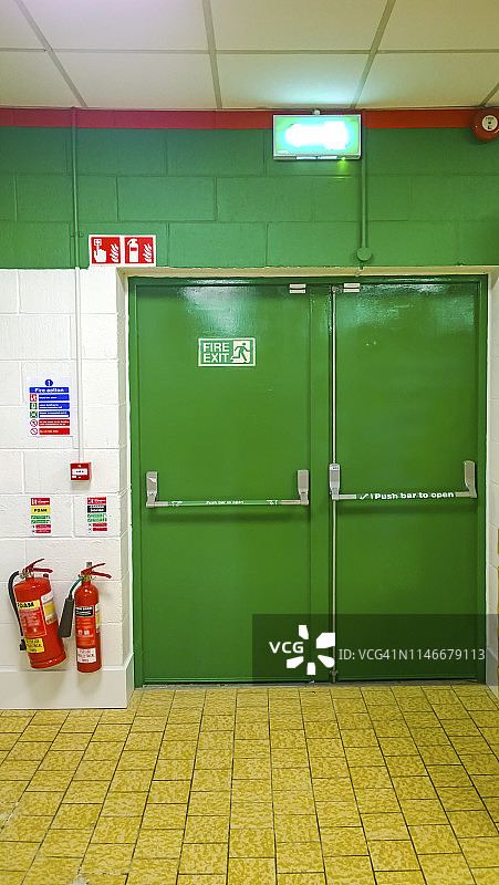 超市内的防火紧急出口图片素材